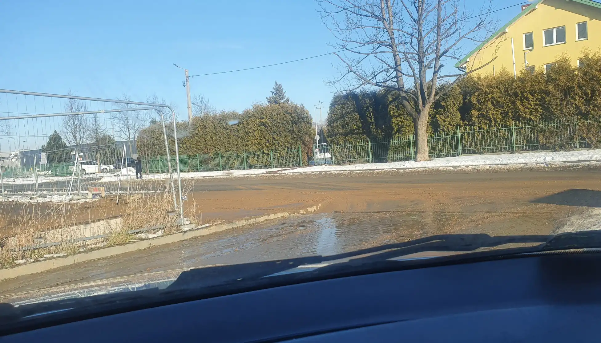 Chodniki i ulice na Kusocińskiego oblepione błotem. STBS reaguje na skargi mieszkańców