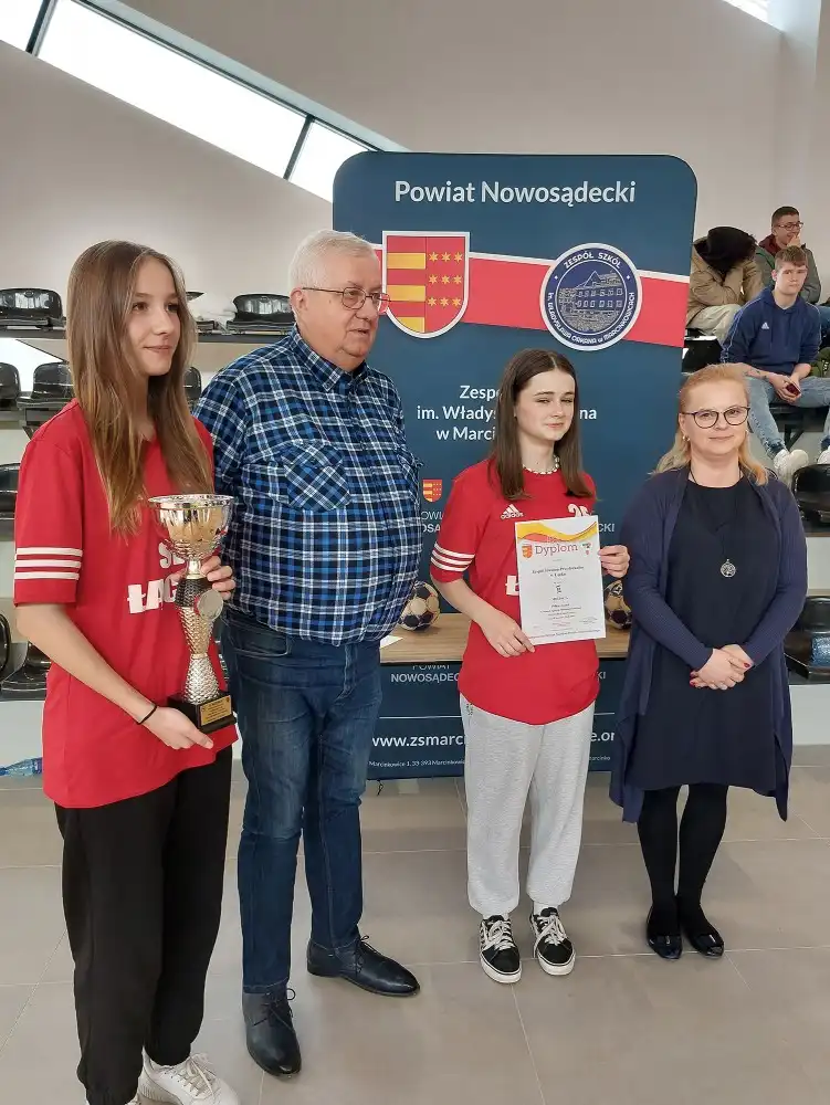 W Marcinkowicach rozegrano turniej piłki ręcznej. Wygrała drużyna ze SP w Podegrodziu