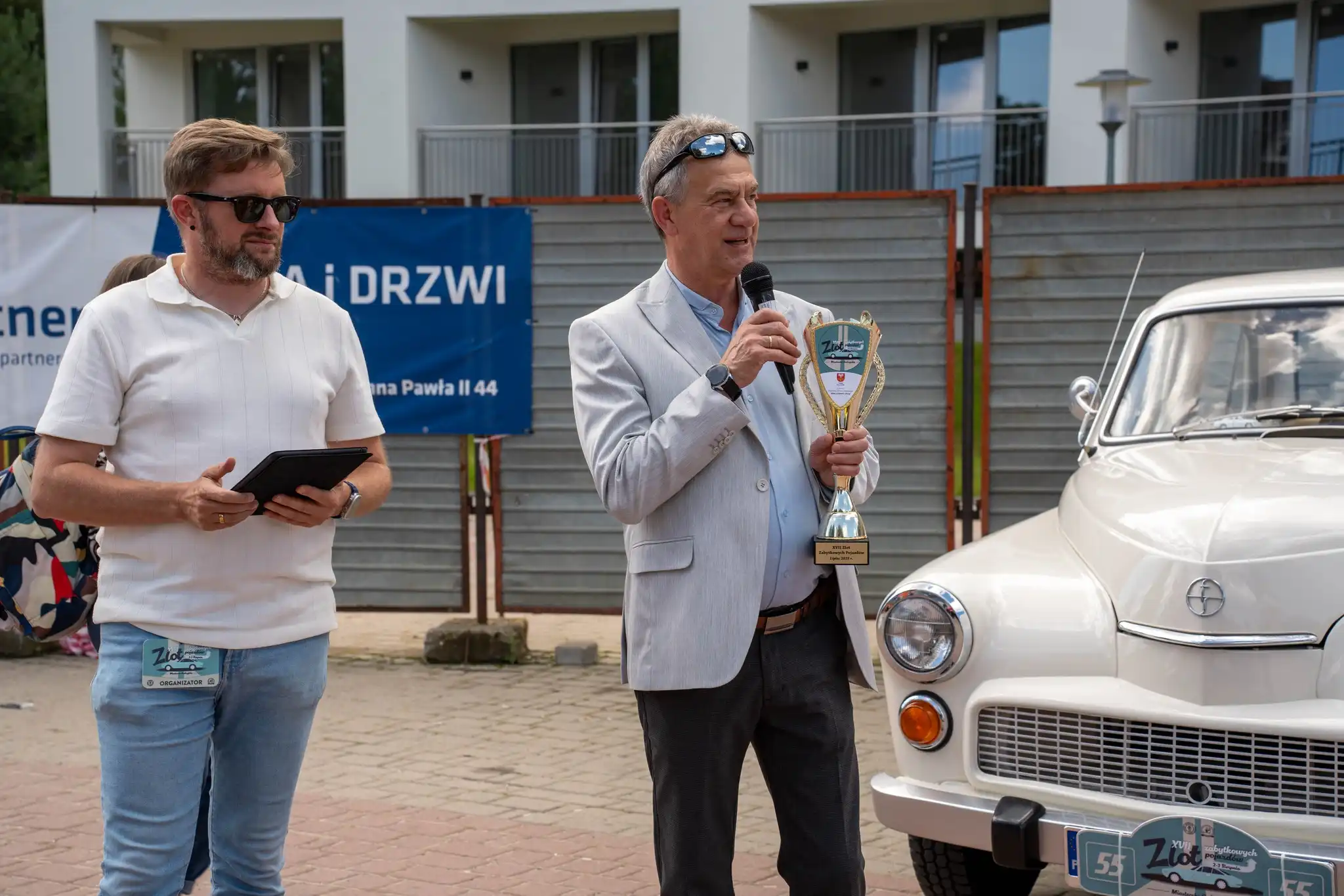 Motoryzacyjna podróż w czasie. XVII Zlot Zabytkowych Pojazdów zawitał do powiatu limanowskiego