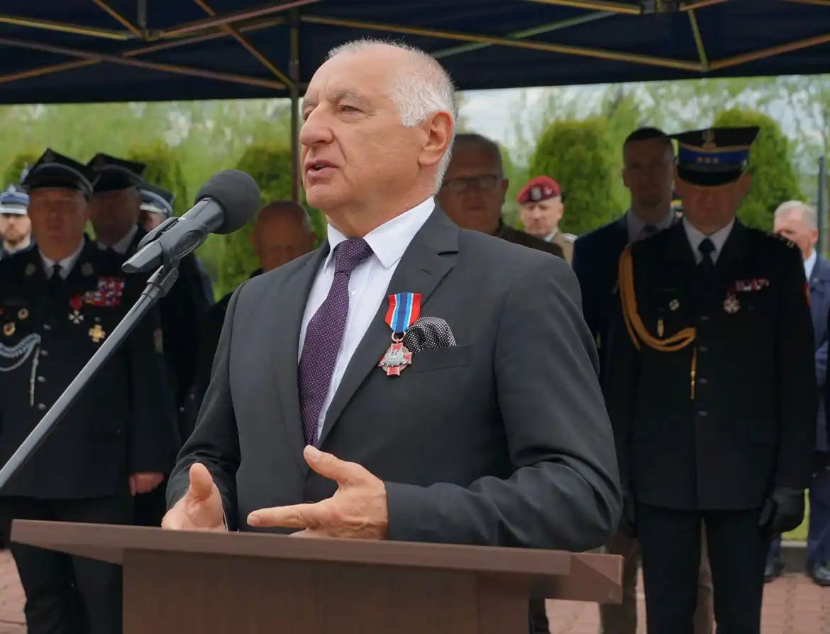 Powiatowy Dzień Strażaka. Starosta wręczył Złote Jabłka Sądeckie strażakom ze Specjalistycznej Grupy Poszukiwawczo-Ratowniczej