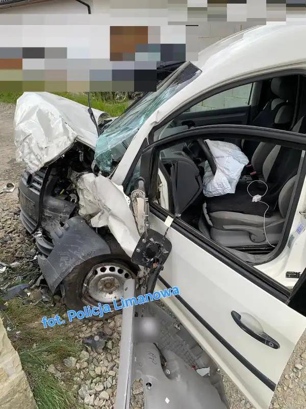 Wypadek w Słopnicach. Auto roztrzaskało się o betonowe ogrodzenie