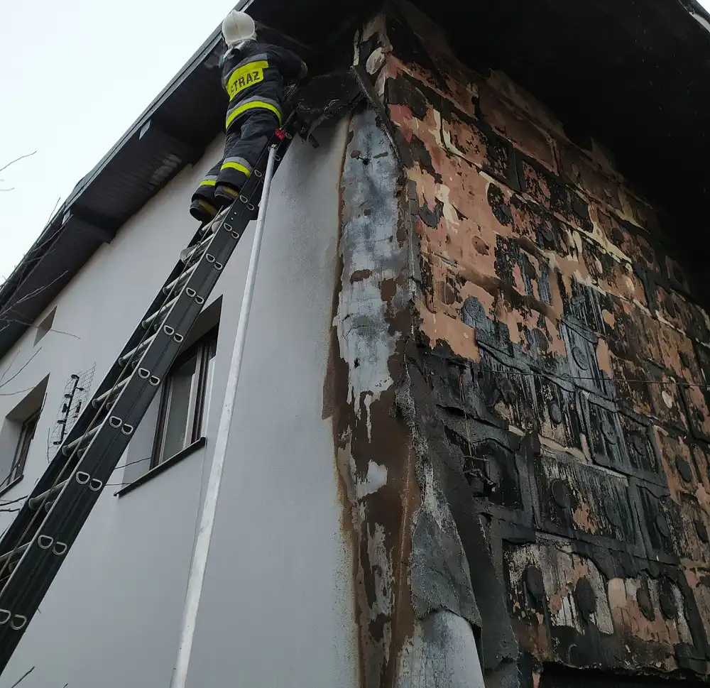 Pożar budynku mieszkalnego w Łącku. Płonęła elewacja