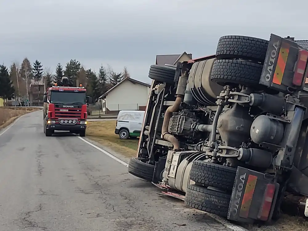 Łęki: Ciężarówka wioząca drewno wywróciła się
