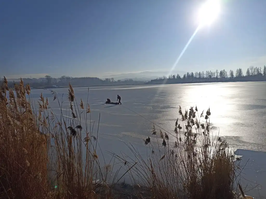 Szkolenie strażaków na lodzie. Ratownictwo w trudnych warunkach