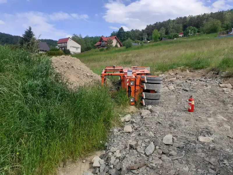 Gródek nad Dunajcem: Podczas prac budowlanych wywrócił się walec drogowy. Operator maszyny trafił do szpitala