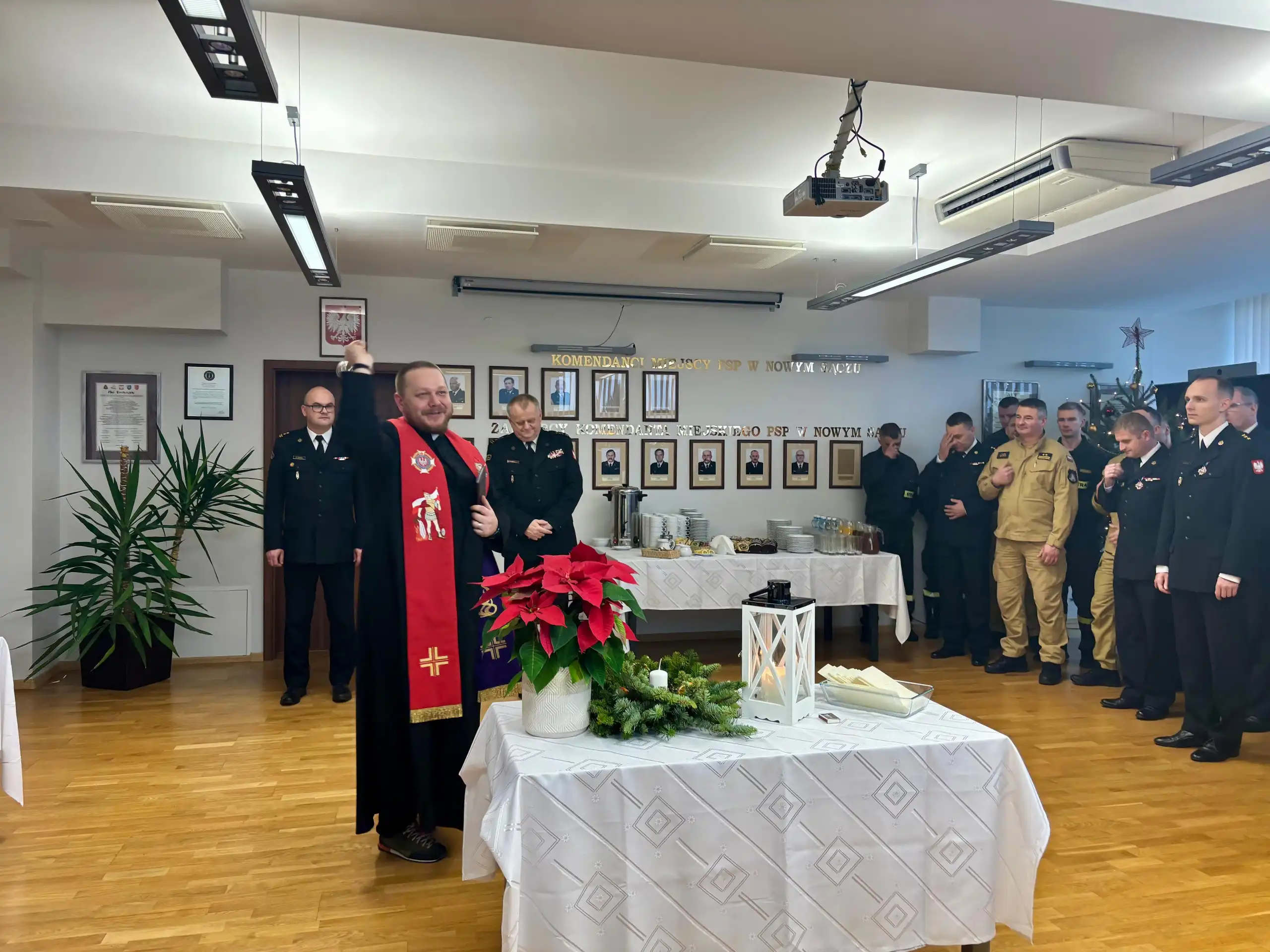 Strażacy w Nowym Sączu. Wigilijna uroczystość i odsłonięcie tablicy pamiątkowej