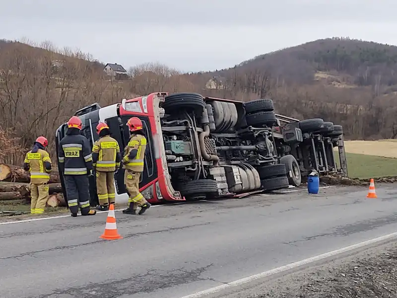 Łęki: Ciężarówka wioząca drewno wywróciła się