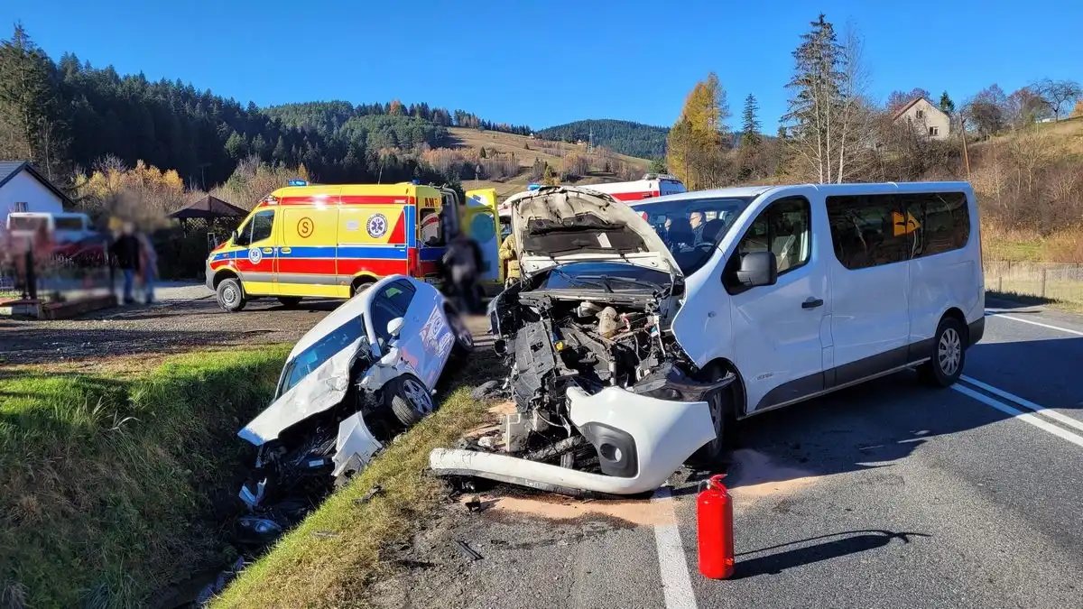 Wypadek w Roztoce Wielkiej. Trzy osoby poszkodowane