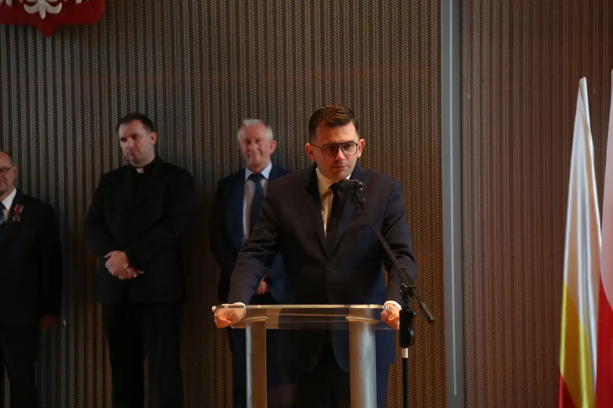 53 nowo przyjętych policjantów złożyło ślubowanie. Czwórka z nich będzie pełniła służbę w Nowym Sączu