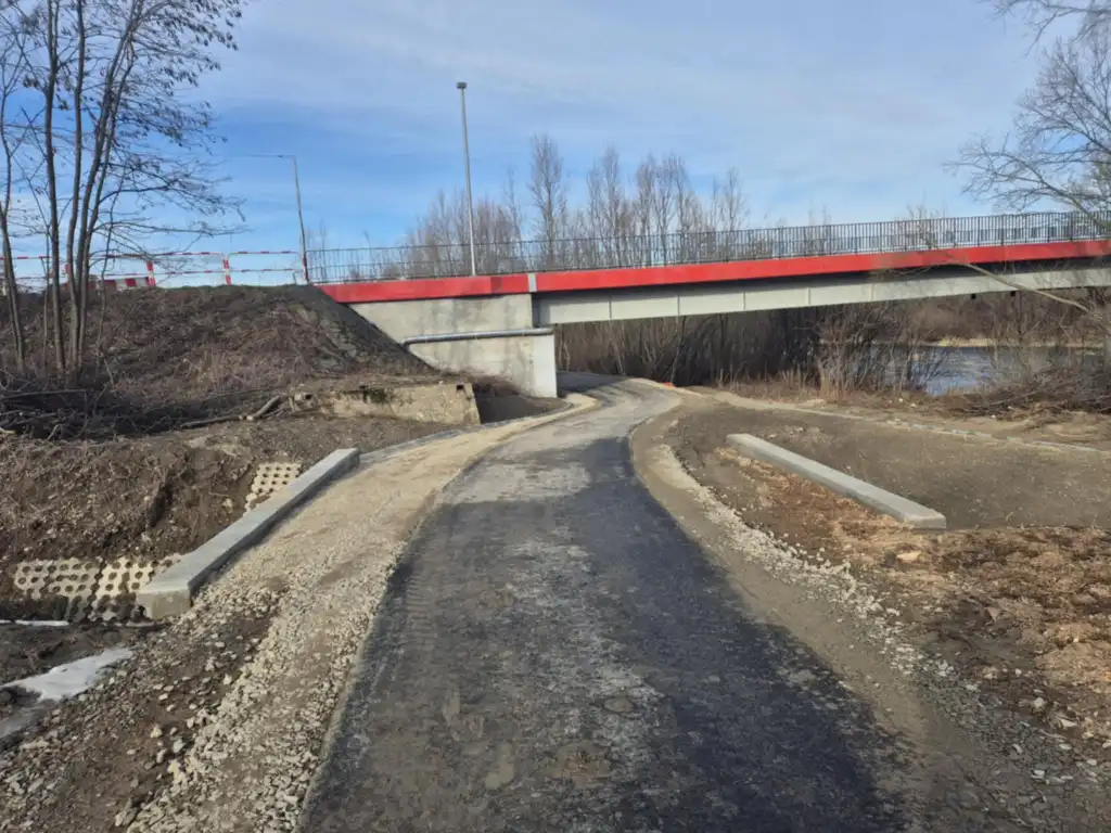 Popowicka w pełnej rozbudowie. Zmodernizowana droga, nowe chodniki i ścieżka rowerowa