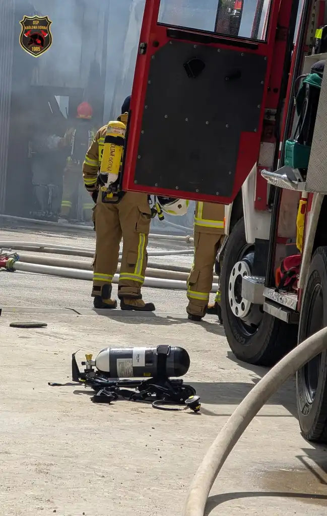 Pożar stolarni w Królowej Górnej. Interweniowało aż 10 zastępów straży