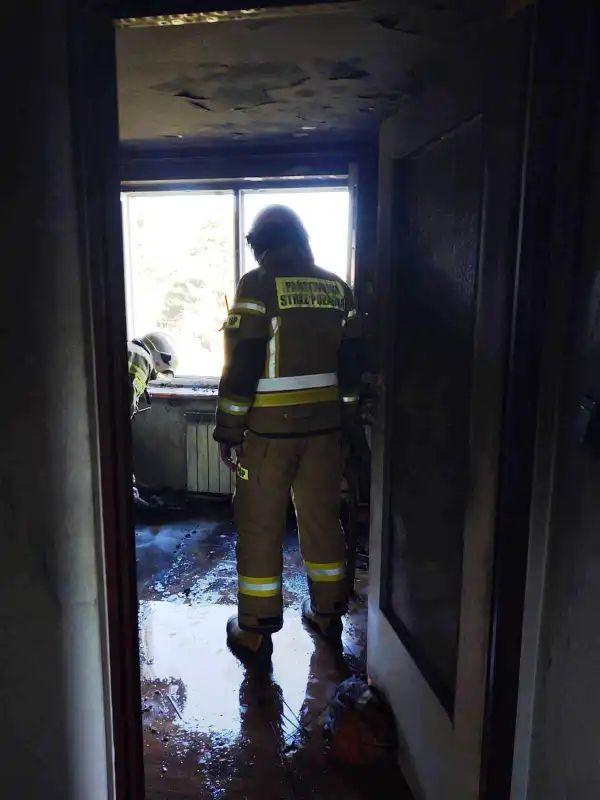 Łęki. Pożar domu. Ogień pojawił się na pierwszym piętrze budynku mieszkalnego