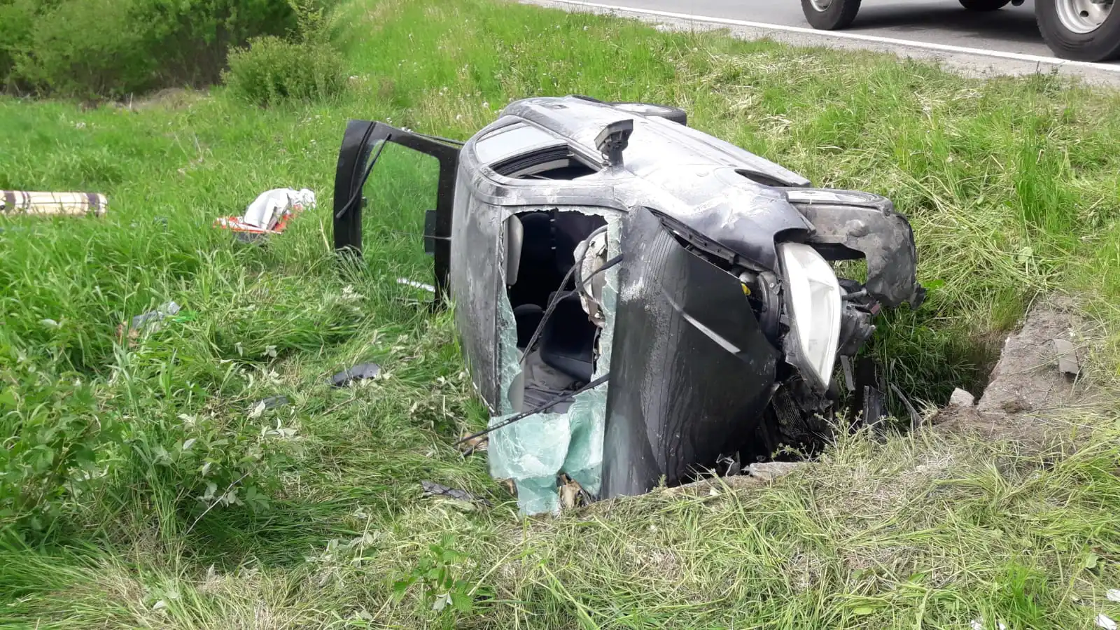 Krynica-Zdrój: Opel wypadł z drogi i uderzył w przepust