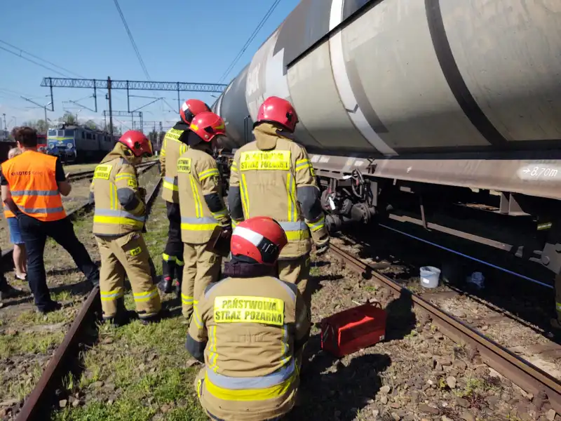 Nowy Sącz: Z cysterny kolejowej wyciekł olej. Interweniowali strażacy