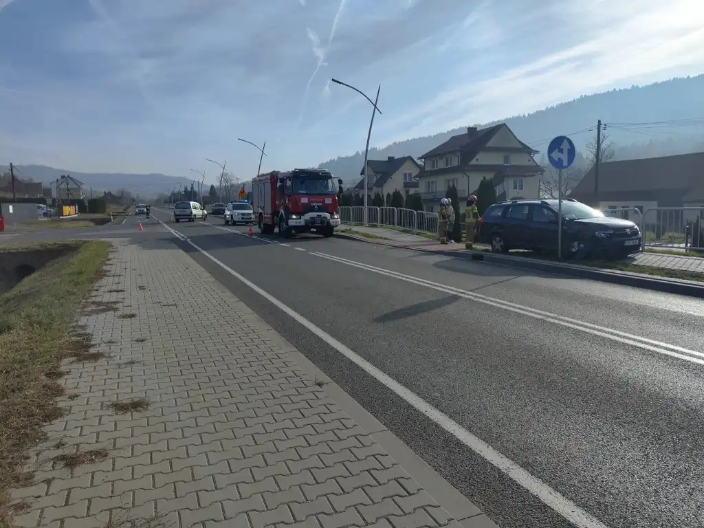 Kolizja w Nowej Wsi. Interwencja straży pożarnej i działania ratunkowe