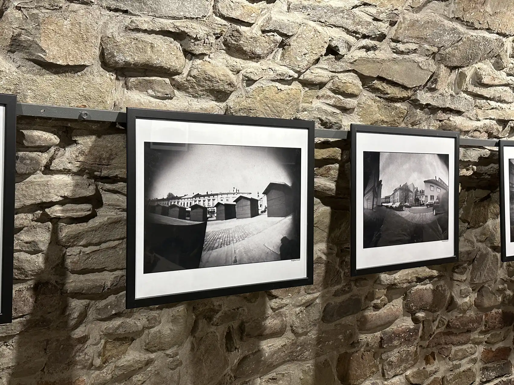 „Różne punkty widzenia”. Fotograficzna podróż przez wyjątkową wystawę w Sądeckiej Bibliotece Publicznej