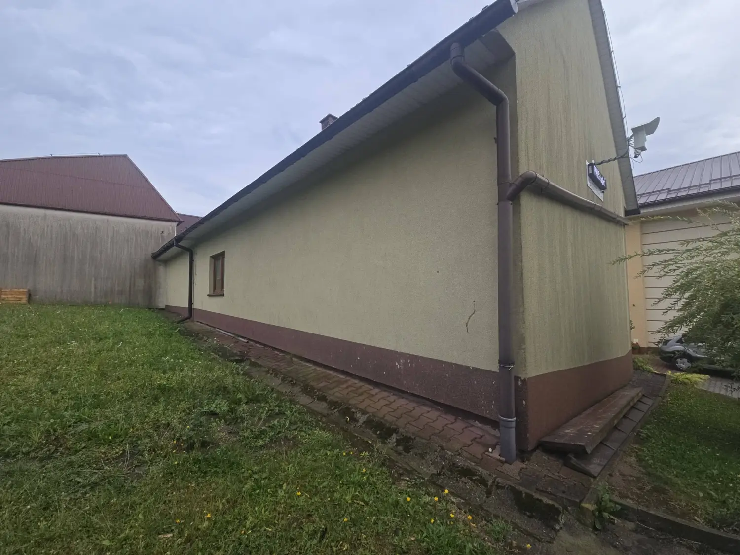 Koniec z zawilgoceniem ścian. Rusza remont w szkole w Stroniu