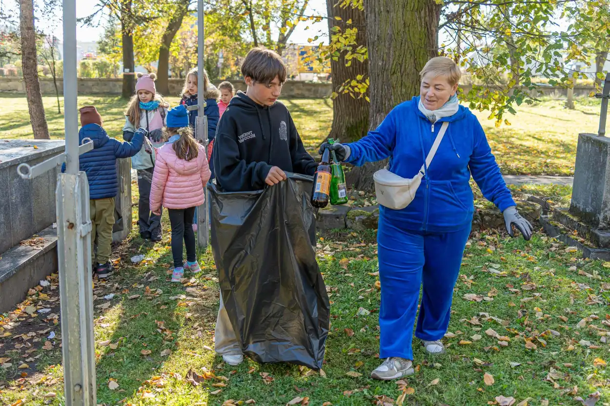 Stary Cmentarz w Nowym Sączu przygotowany na Wszystkich Świętych. Społeczna akcja sprzątania nekropolii