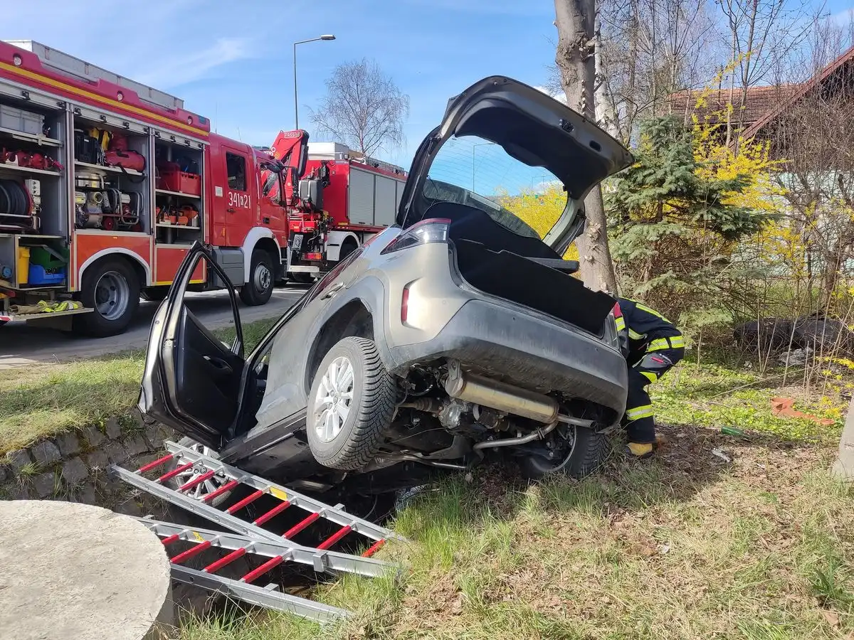 Wypadek w Biczycach Dolnych. Samochód osobowy wypadł z drogi