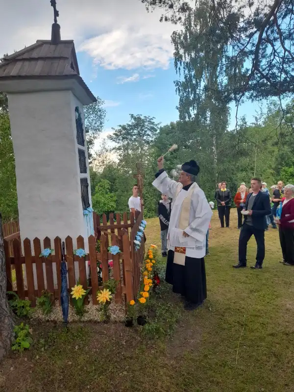 Kapliczka w Osiedlu Szczepanowo znów jaśnieje. Wspólnota Słopnic Górnych świętuje zakończenie renowacji