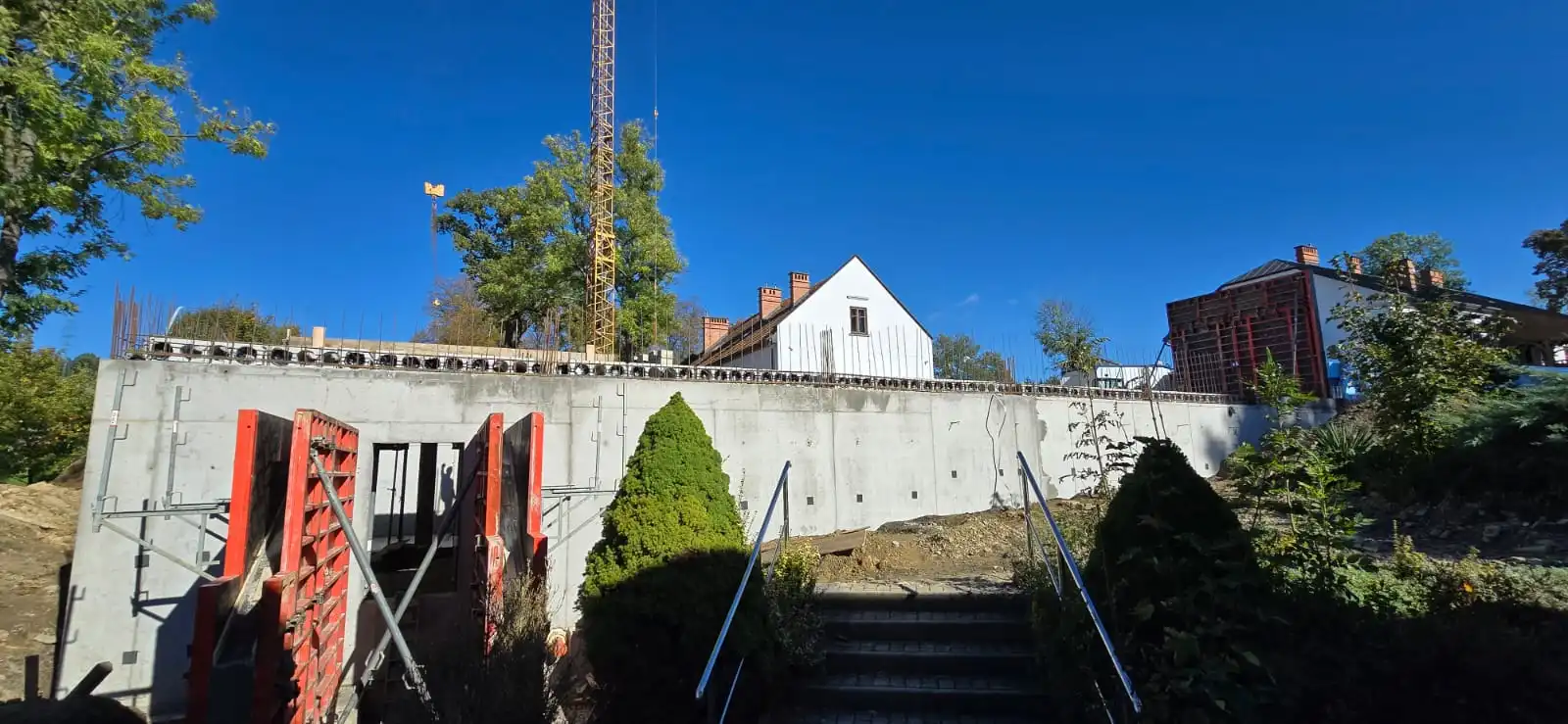 Trwa rekonstrukcja dawnej stodoły przy Dworze w Korzennej. Prace budowlane postępują w szybkim tempie