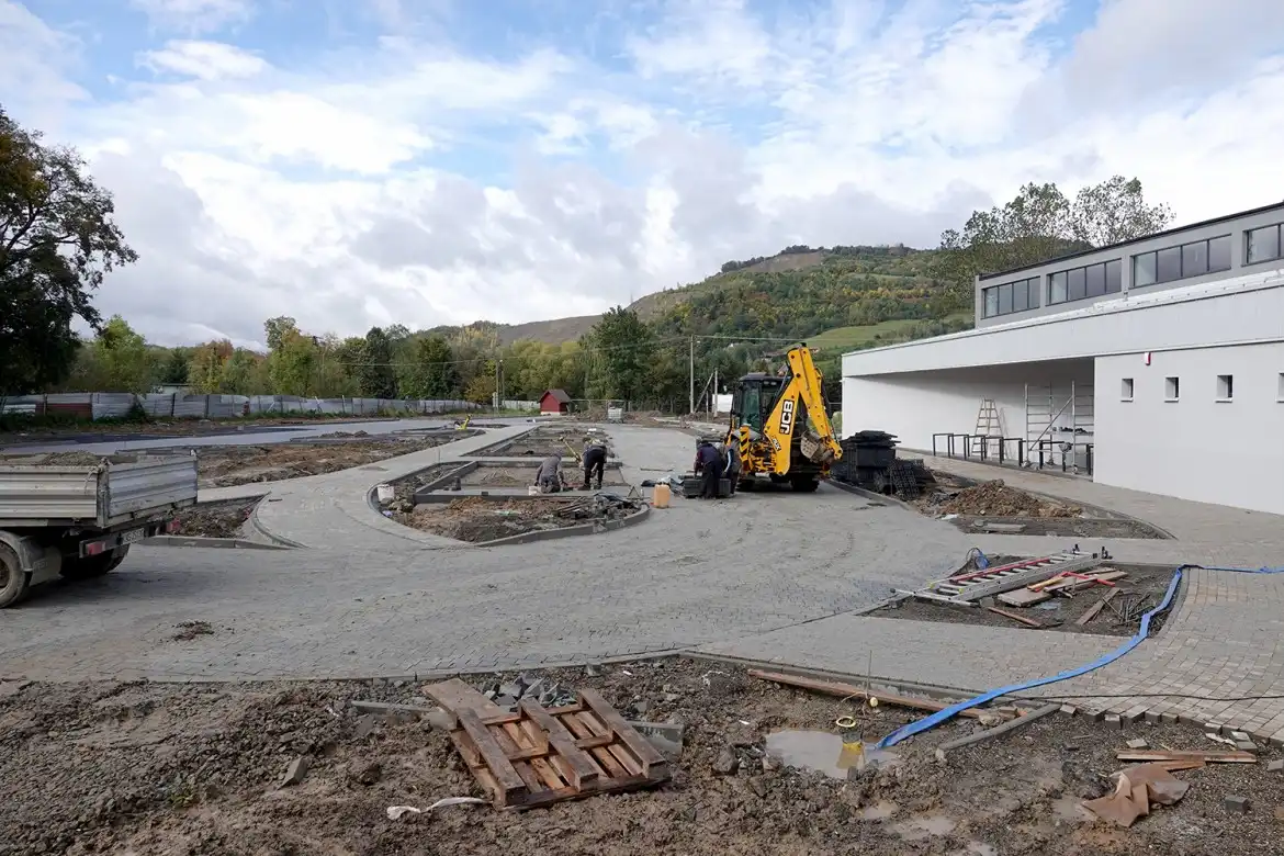 Trwa układanie kostki przed nową halą sportową przy ZS w Marcinkowicach