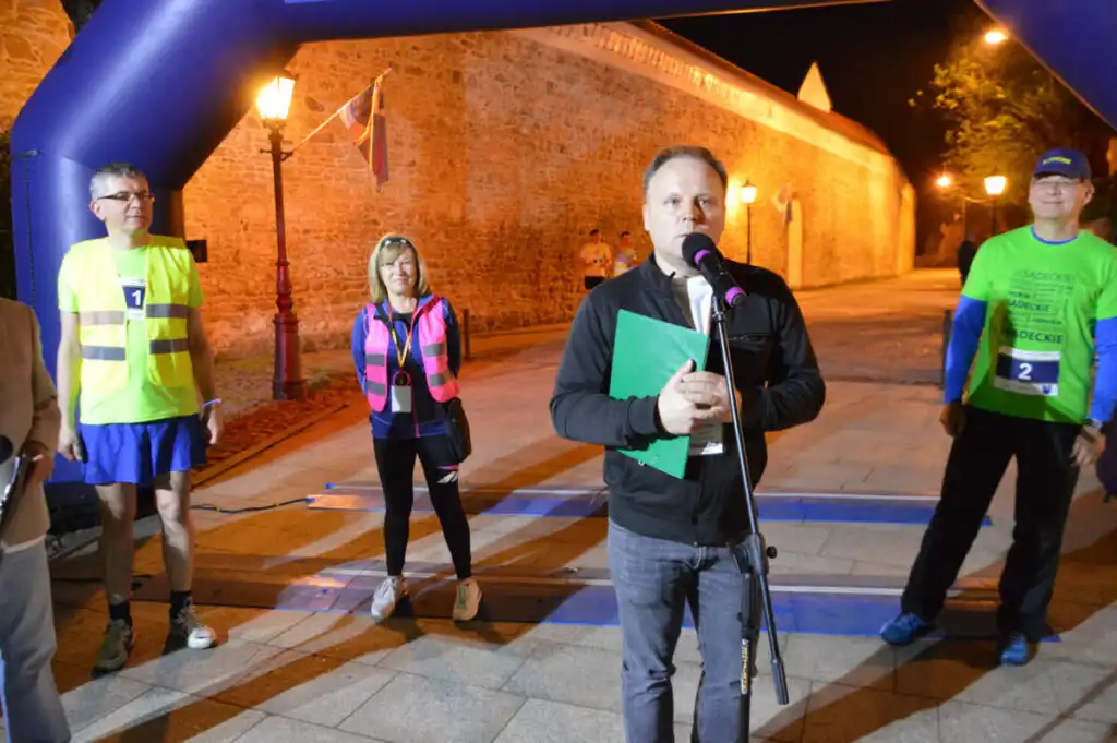 Stary Sącz: Nocni biegacze wrócili na trasy starówki