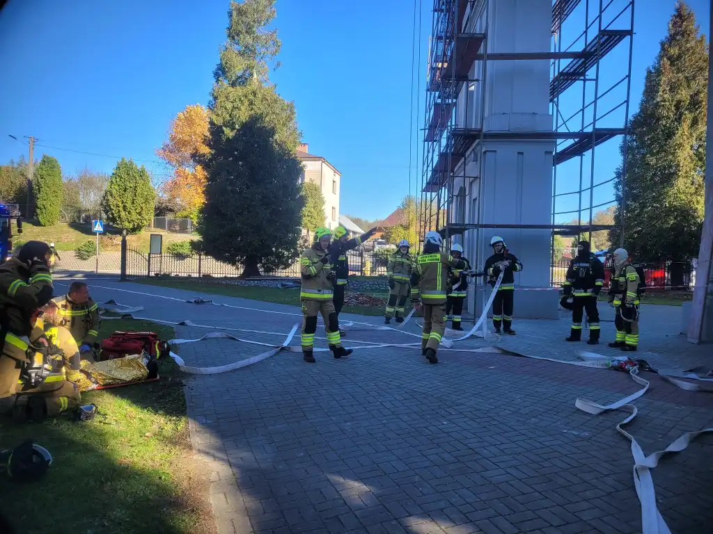 Strażacy z Gminy Gorlice w akcji. Manewry z symulacją pożaru i wypadku drogowego