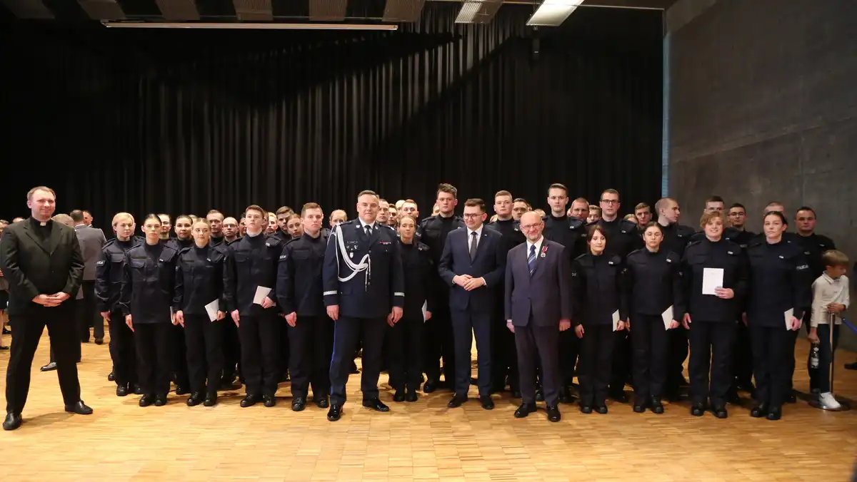 53 nowo przyjętych policjantów złożyło ślubowanie. Czwórka z nich będzie pełniła służbę w Nowym Sączu