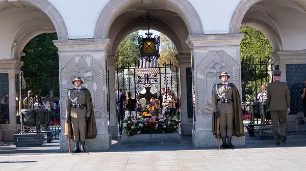 Straż Graniczna znów w strojach podhalańskich przed Grobem Nieznanego Żołnierza. To hołd dla bohaterów Bitwy Niemeńskiej