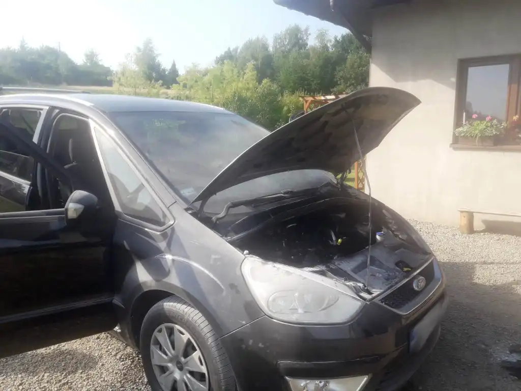 Marcinkowice: Strażacy gasili pożar osobówki. Ogień pojawił się w komorze silnika