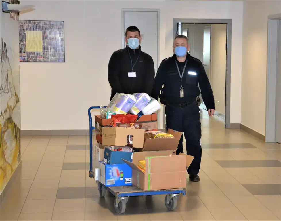 Sądeccy policjanci zebrali dary i przygotowują paczki dla mieszkańców Ukrainy