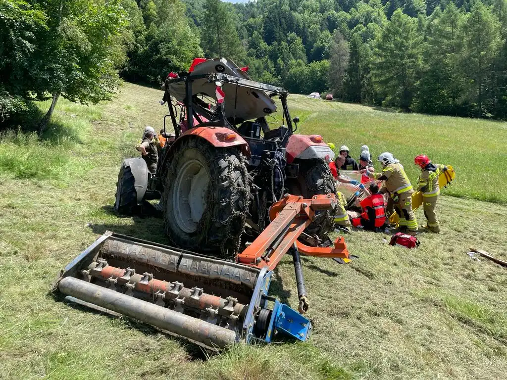 Wypadek w Wierchomli Wielkiej: Ciągnik rolniczy wywrócił się i stoczył ze stromego zbocza. Ranny kierowca trafił do szpitala