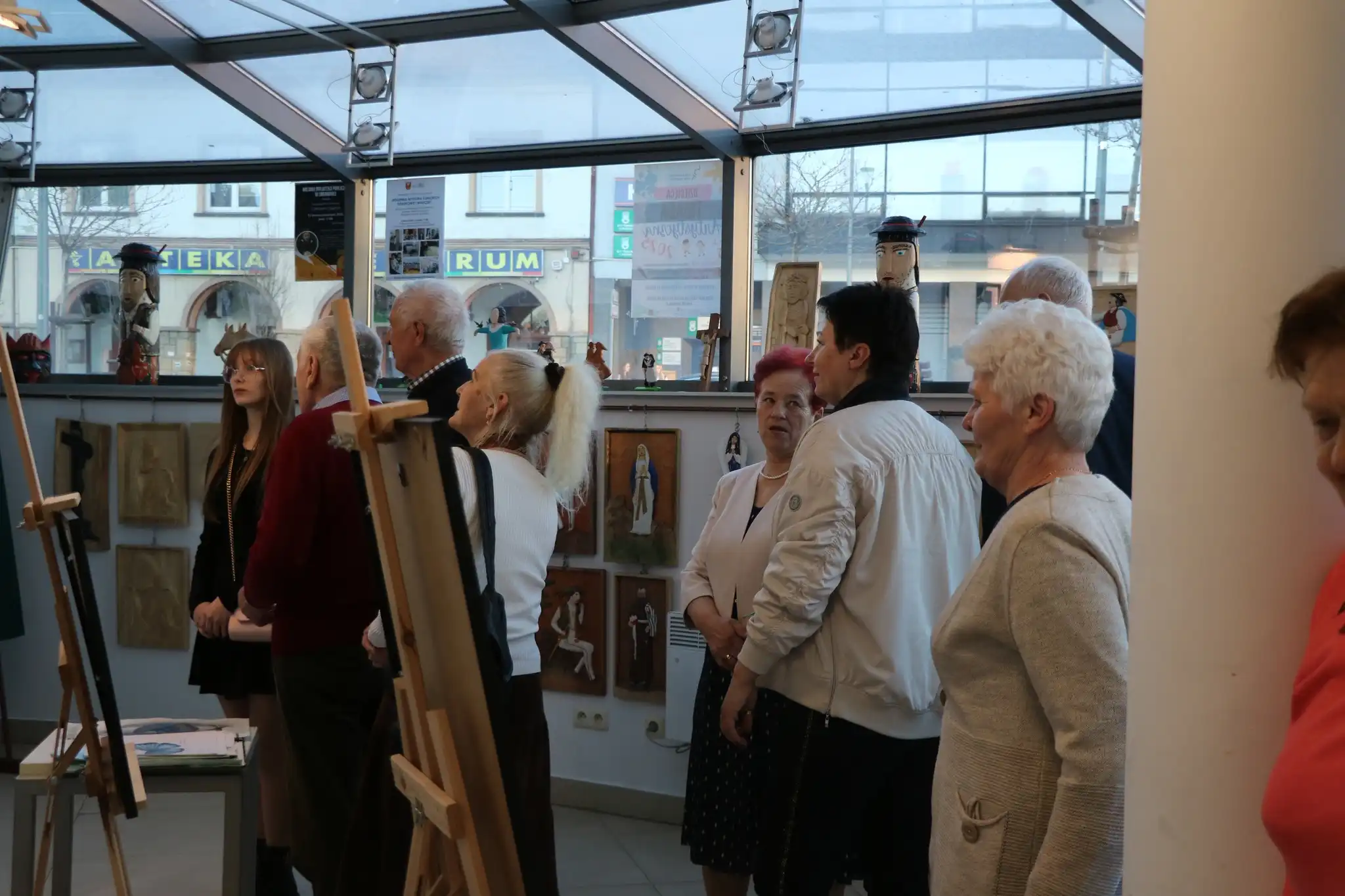 Rodzinna wystawa w Limanowej. Połączenie pokoleń przez sztukę