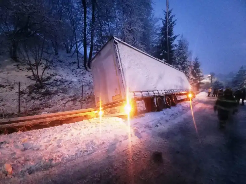 Powrót zimy na Sądecczyźnie. Interweniowali strażacy