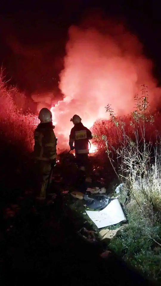 Pożar w Maszkowicach. Płonęły odpady i stare urządzenia elektryczne i gospodarstwa domowego