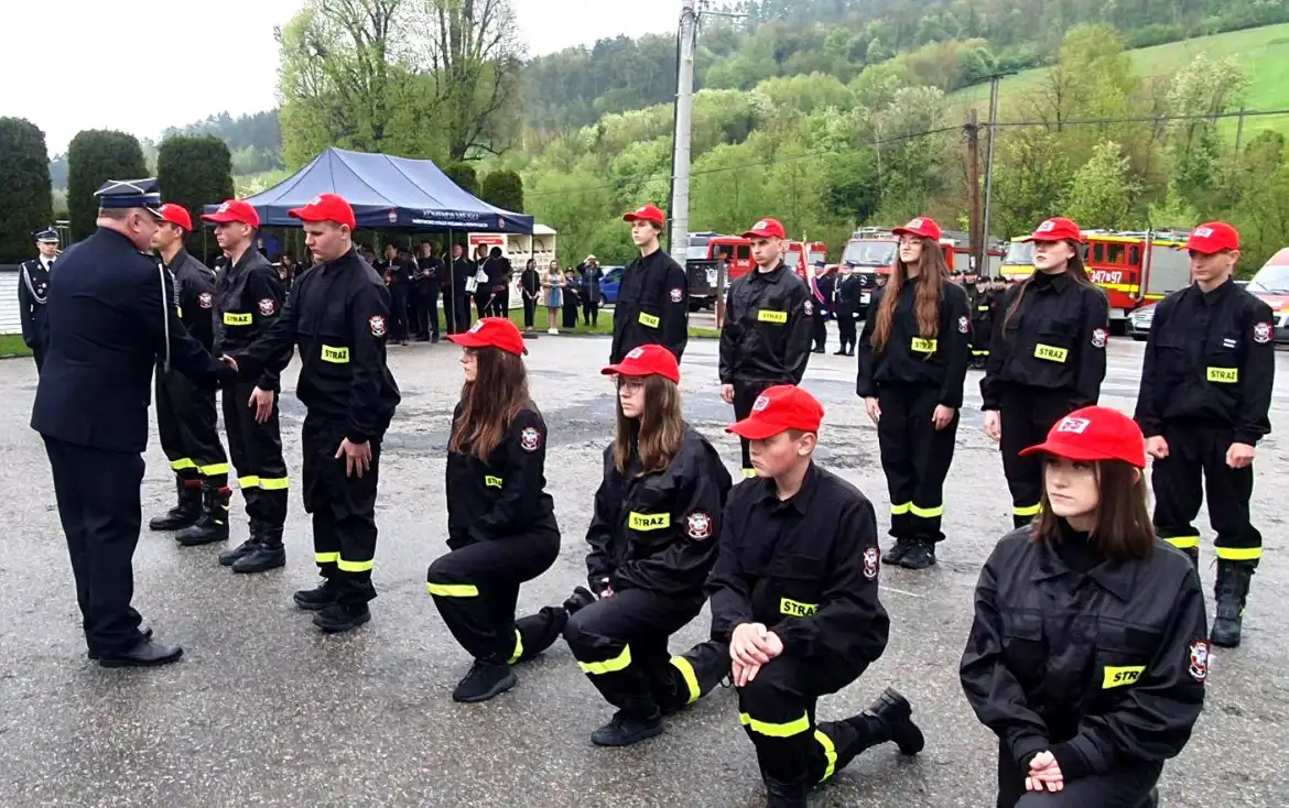 OSP w Długołęce-Świerkli z nowym sztandarem i promesą od starosty