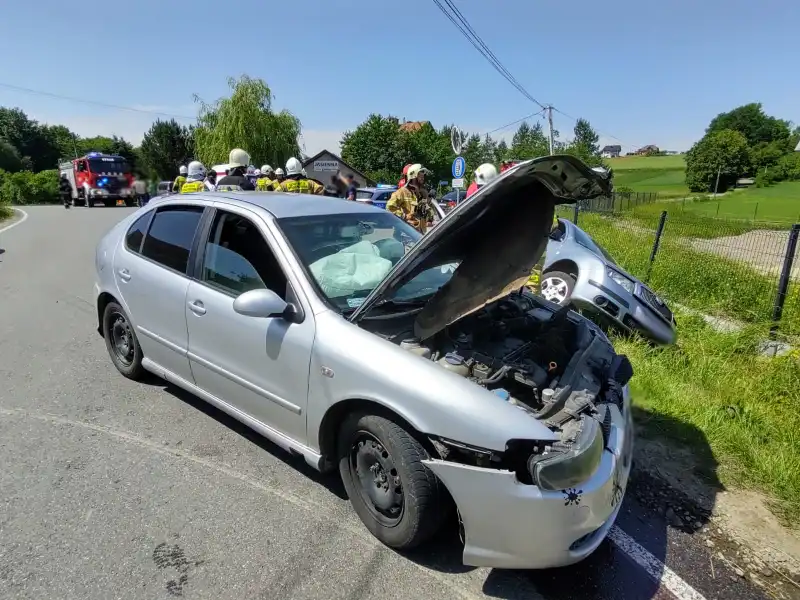 Wypadek w Jasiennej. Trzy osoby trafiły do szpitala