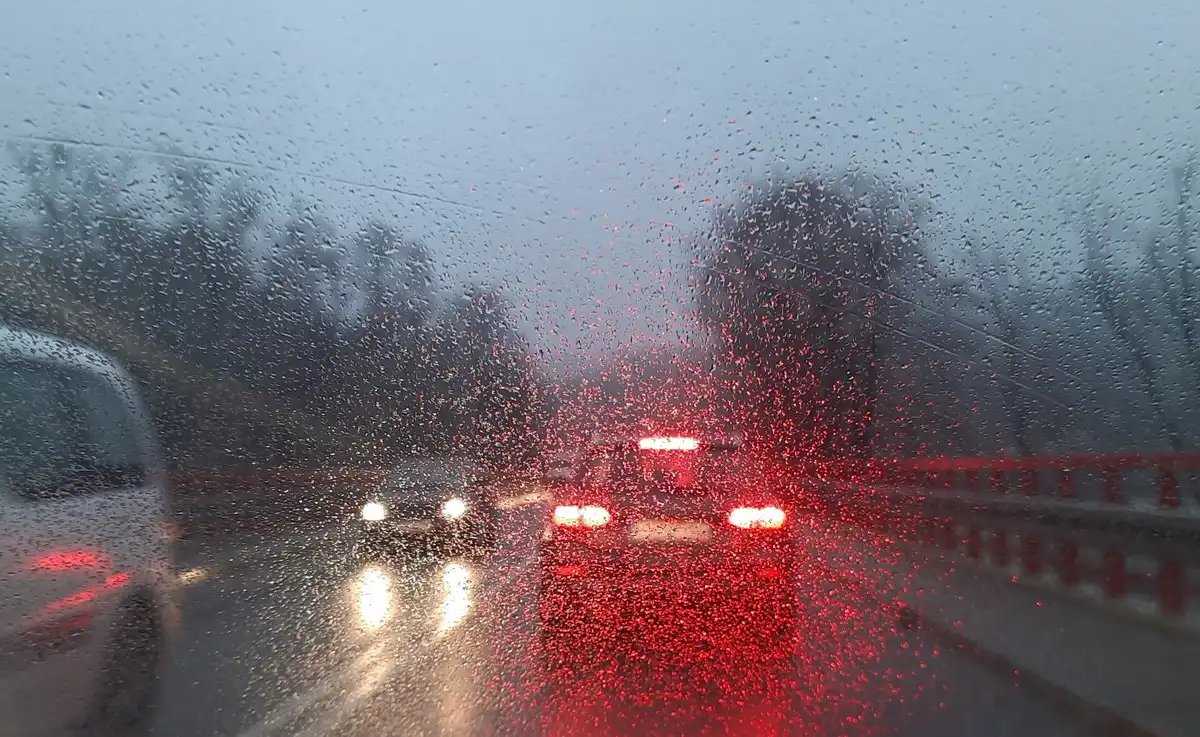 Trudne warunki na drogach. Policjanci apelują do kierowców i pieszych o ostrożność