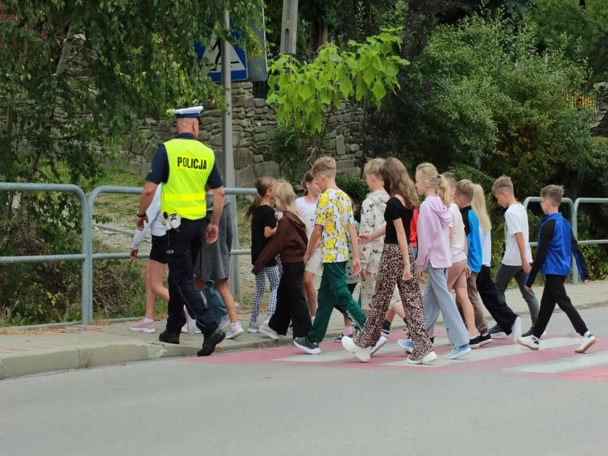 Policjanci pojawili się przy szkole w Słopnicach. Kontrolowali kierowców i rozmawiali z uczniami