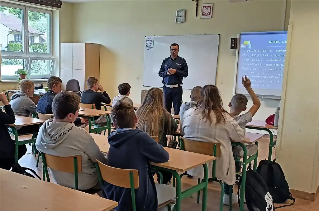 Policyjni profilaktycy odwiedzili uczniów Szkoły Podstawowej w Piątkowej