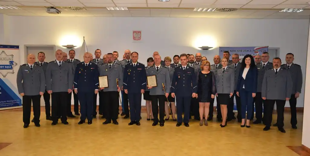 Naczelnik sądeckiej Drogówki i Komendant Komisariatu w Łososinie Dolnej uroczyście pożegnali się z mundurem