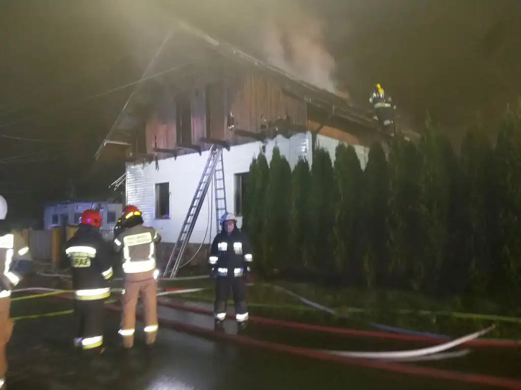 Stary Sącz: Strażacy ewakuowali z płonącego domu dwie osoby