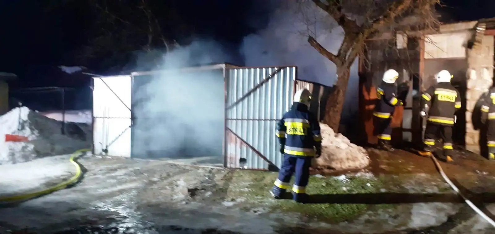 Pożar w Gaboniu. Paliła się drewniana szopa oraz wnętrze wiaty gospodarczej