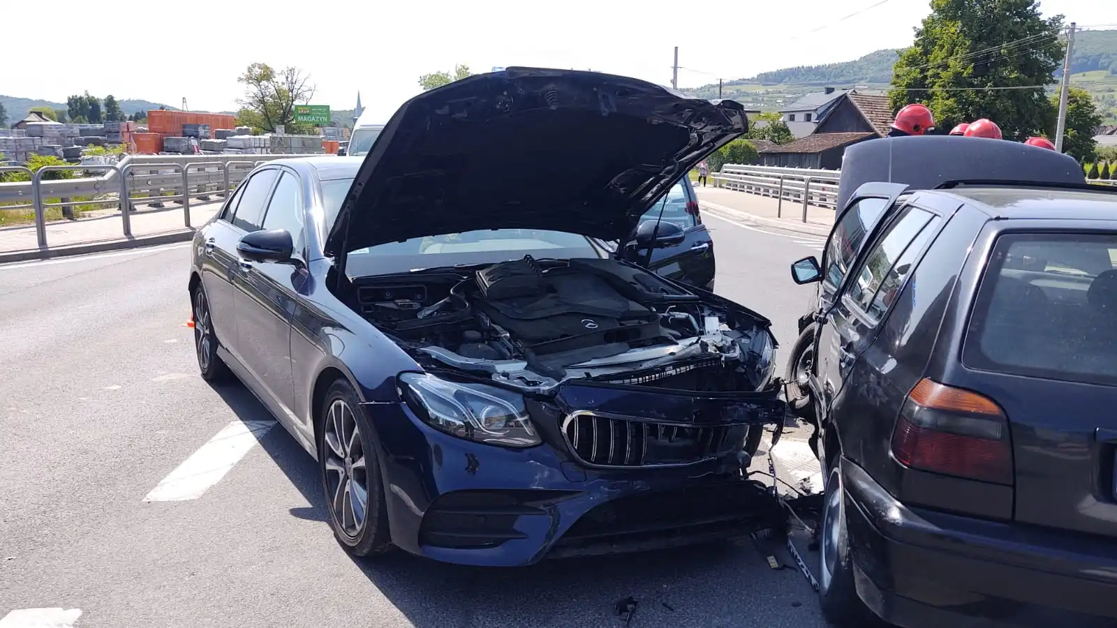 Wypadek w Tęgoborzy. Zderzyły się dwa auta osobowe. Jedna osoba poszkodowana