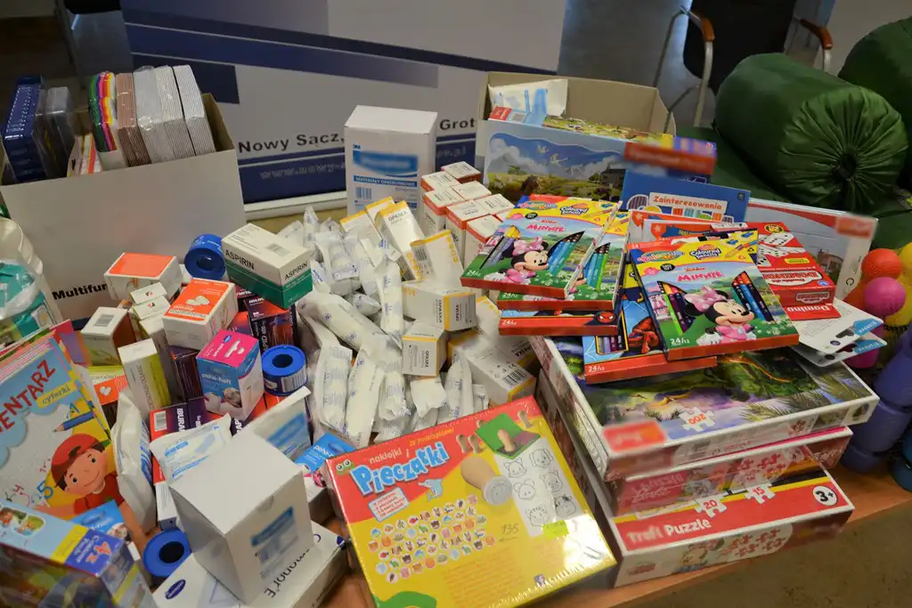 Sądeccy policjanci zebrali dary i przygotowują paczki dla mieszkańców Ukrainy