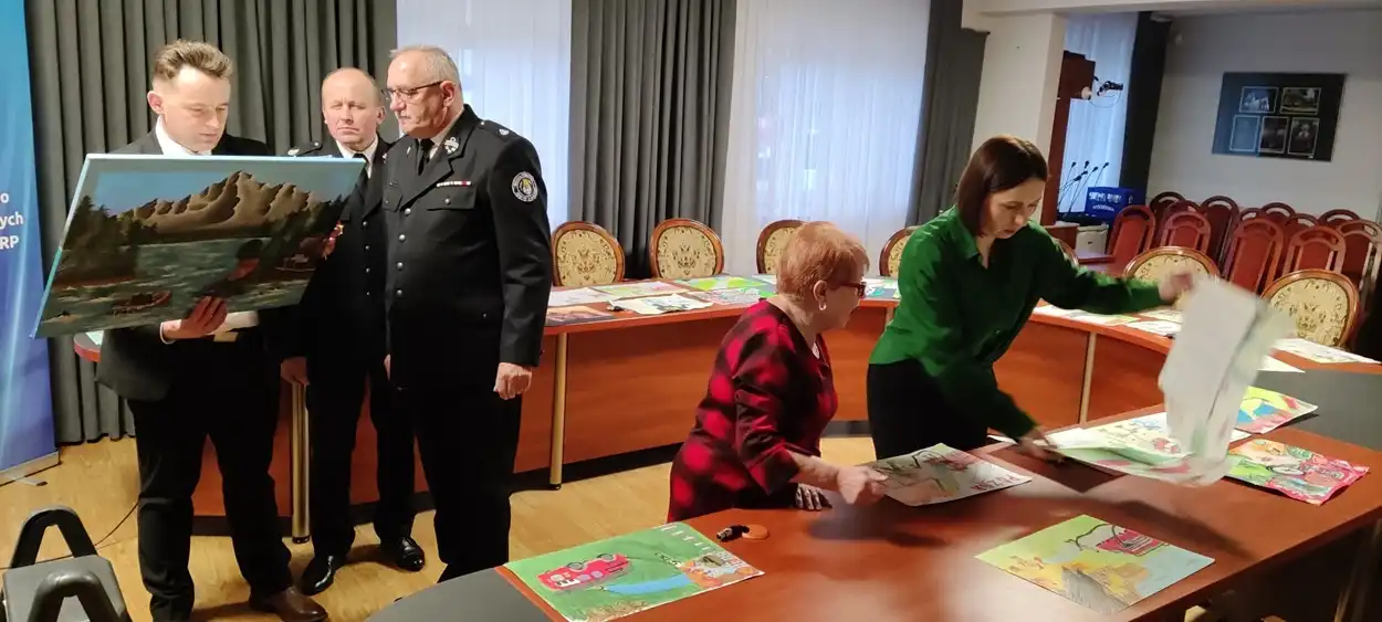 Strażackie inspiracje na papierze. Laureaci konkursu plastycznego w Bobowej