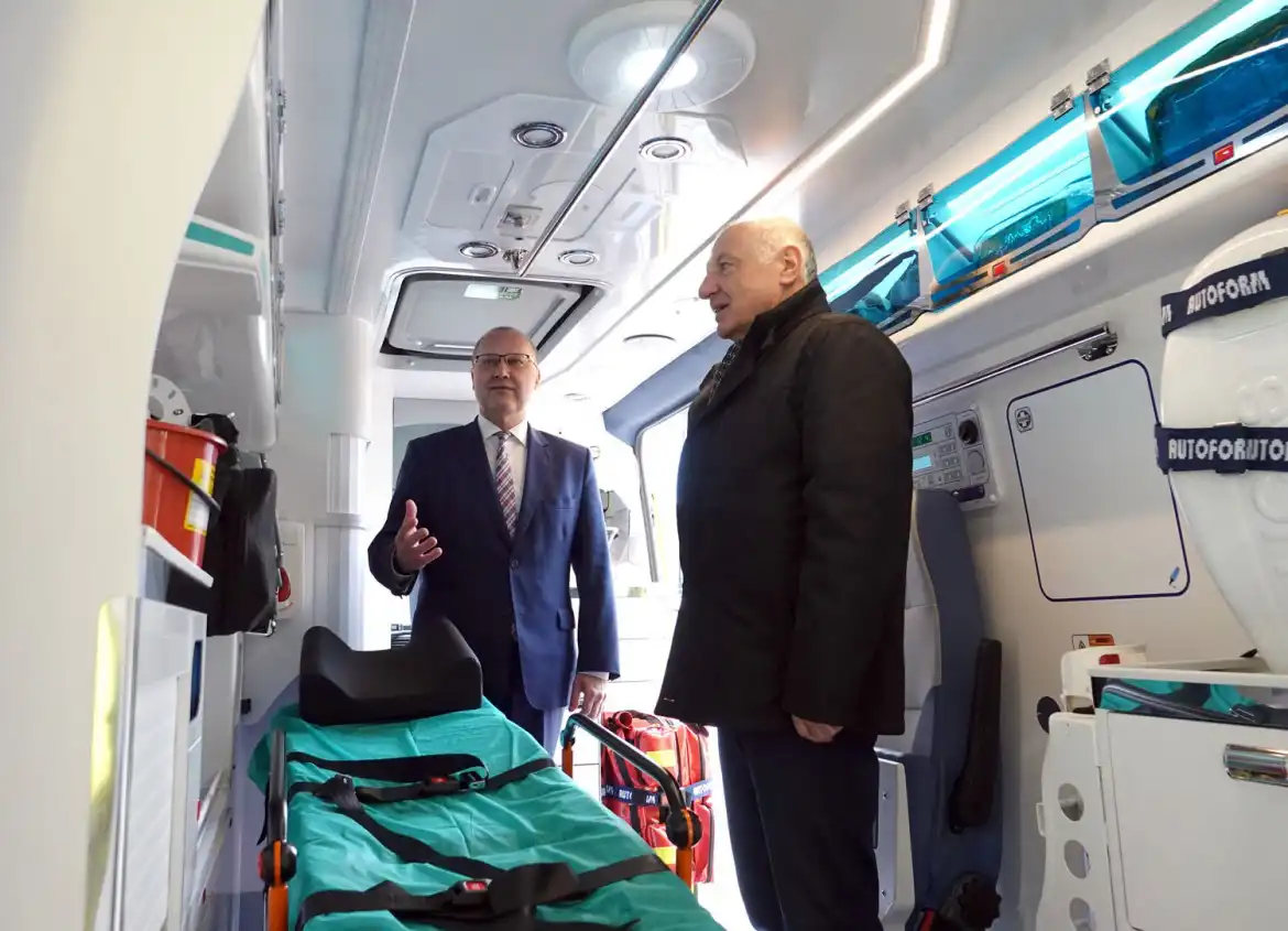 Nowa karetka Sądeckiego Pogotowia Ratunkowego od dziś stacjonuje w Łososinie Dolnej. Dlaczego?