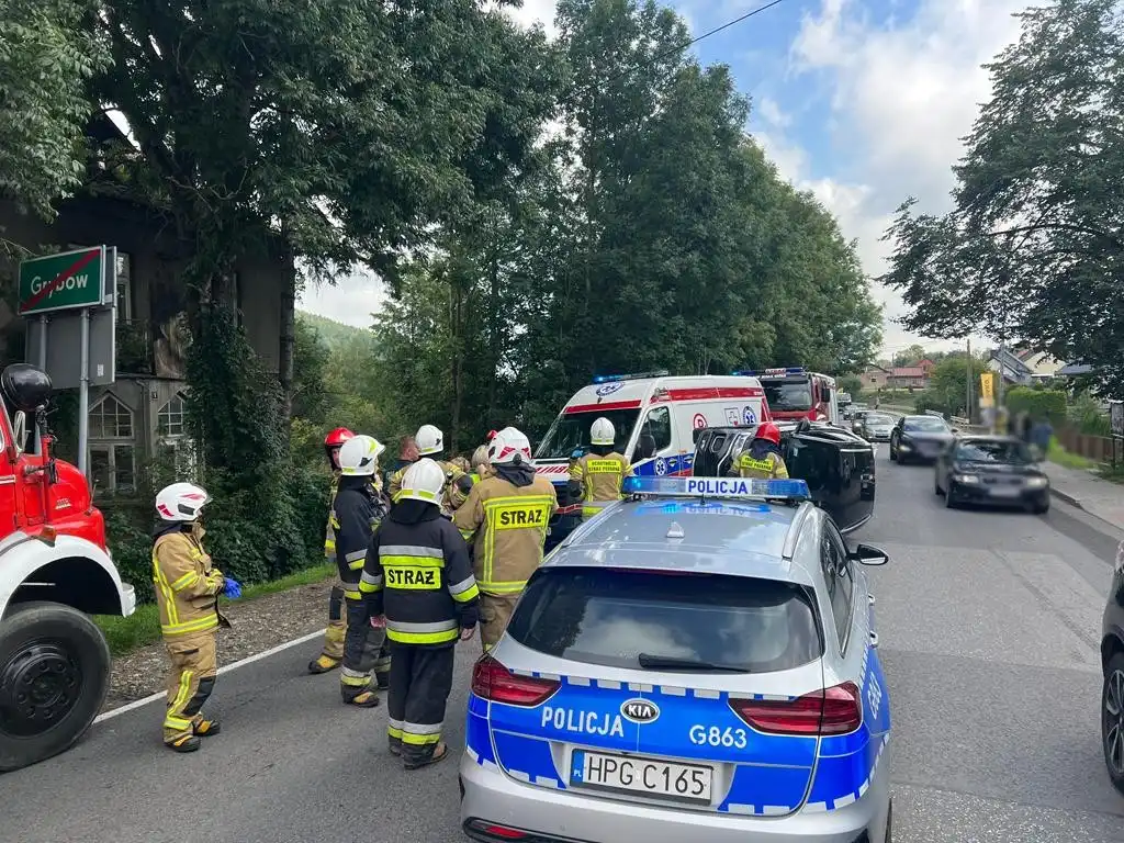 Biała Niżna: Osobówka uderzyła w zaparkowany na poboczu pojazd. Jedna osoba trafiła do szpitala