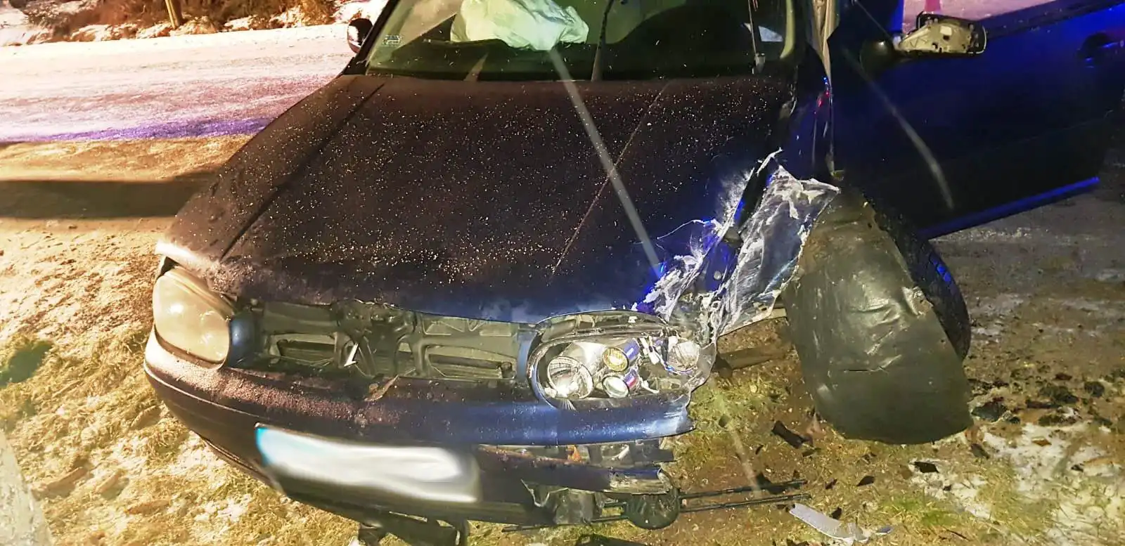 Wypadek w Łabowej. Samochód osobowy wypadł z drogi i uderzył w drzewo